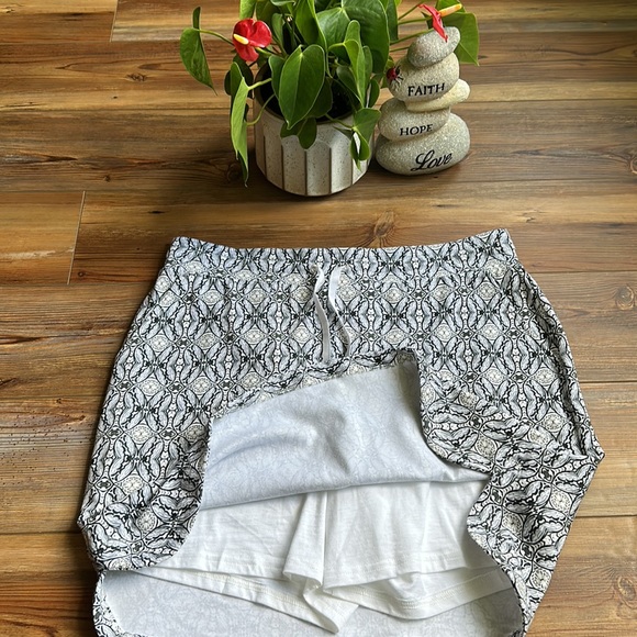 💖Croft & Barrow grey,black and white short skirt with attached shorts. - Picture 2 of 6